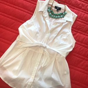 Sleeveless button up top